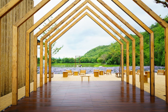 清爽的湖泊和風景如畫的山脈,彷彿沈浸在天堂般的氛圍中。