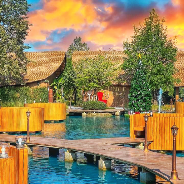 在 Bubble in the Forest 咖啡館拍照並放鬆身心——這是一個擁有浮動桌子和色彩繽紛的天空的寧靜場所