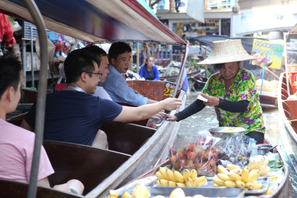搭上木船,緩緩駛過丹嫩莎朵水上市場上絡繹不絕的商家們