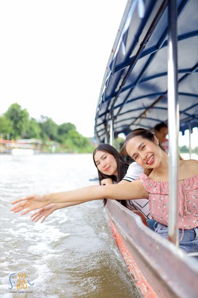 沿著大城府寧靜的水域巡遊,感受微風,沉浸在歷史美景中