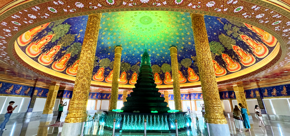 欣賞令人驚嘆的綠色水晶塔,這是一座具有複雜設計和精神意義的傑作