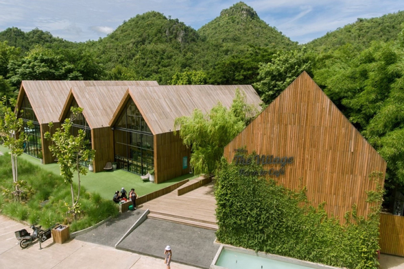 在世界著名的玻璃屋咖啡廳享用美味的午餐,觀賞圍繞在四周的迷人風景