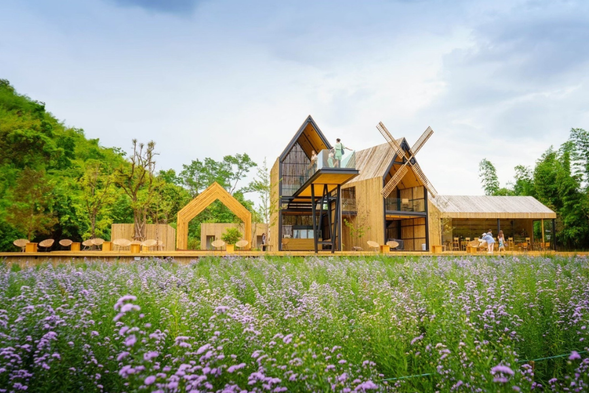 當您處在迷人景色的這一側,可以觀賞到世界著名的玻璃屋咖啡廳。而當處在咖啡屋這一側,您將可以依著湖畔享用泰式餐廳美食,同時享受令人讚嘆的景緻