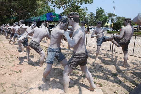 欣賞泰拳公園中的展現各式泰拳技法的石雕