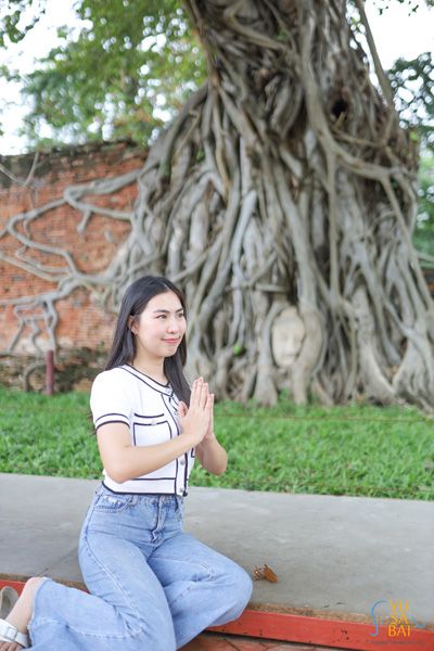 在瑪哈泰寺體驗寧靜,在纏繞在樹根中的標誌性佛頭前祈禱