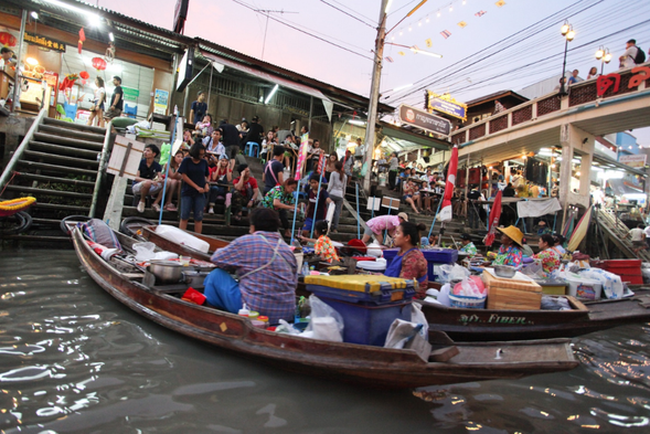 探索安帕瓦水上市場上各式眼花撩亂的攤販