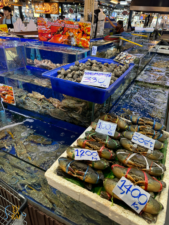 展示大蝦和活螃蟹-吞武里市場是海鮮愛好者的天堂