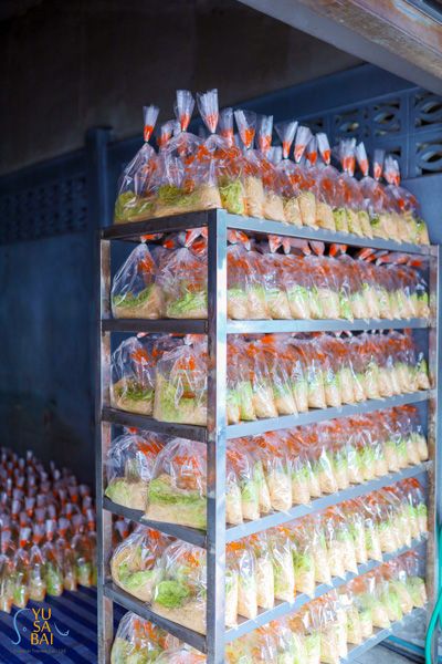 整齊擺放的傳統泰國小吃,提供正宗的甜點