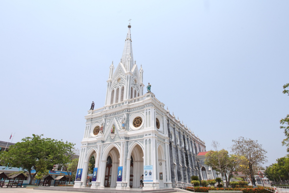 參觀聖玫瑰聖母堂,欣賞它純淨優美的建築