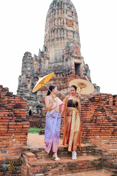 抵達柴瓦塔那蘭寺。身著泰國傳統服裝,以古廟為背景拍出令人驚嘆的照片