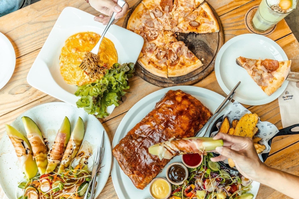 一邊品嚐各種泰國特色美食,一邊欣賞令人難以置信的美景