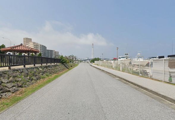 200mほどまっすぐ進んでください。