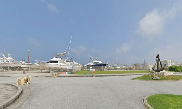 宜野湾マリーナつきあたりを左折してください。