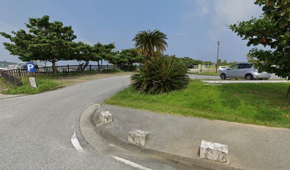 右に無料駐車場がでてまいります。