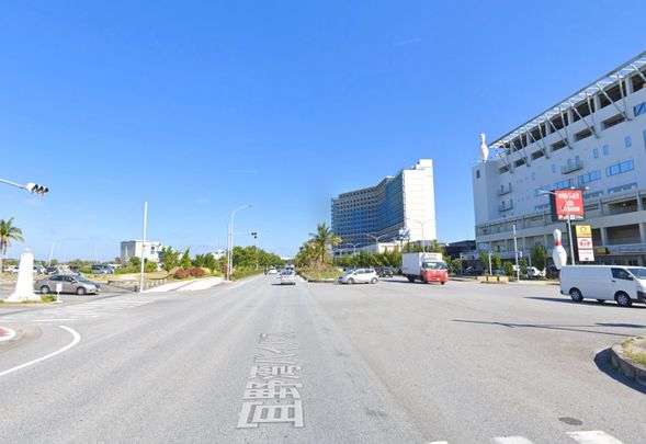 那覇方面からお越しの際は、58号線宜野湾バイパスを北谷方面に進み、ラウンドワン宜野湾店の信号を左折します。