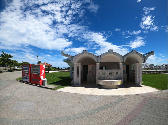 駐車場内にトイレと自動販売機もございます。