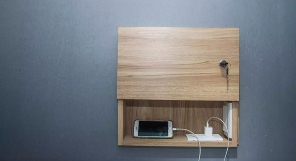 每個床位都有獨立的充電座和私人保險箱,讓你躺著就可以充電滑手機