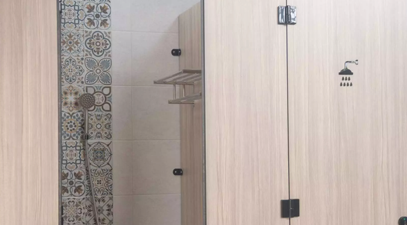 乾淨的衛浴設備,配有部分盥洗用品(沐浴乳、洗髮乳、毛巾)