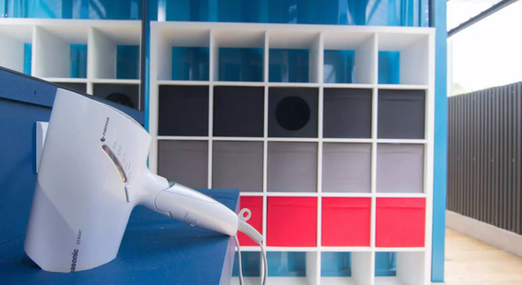 室外簡單的置物櫃可放置換洗衣物,好用的吹風機快速吹乾頭髮