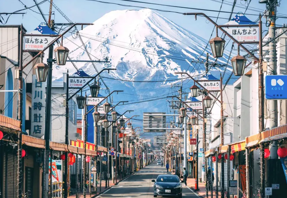 日川时计店--尽头就是富士山(约20分钟)