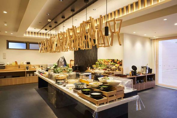 こだわりのおいしい朝食
営業時間 6:30~11:00(L.O.10:30)
北海道の味覚をふんだんに使った料理の数々をお楽しみいただけます。朝食はビュッフェ形式で、カウンターキッチンでは焼き物など実演でのご提供も。