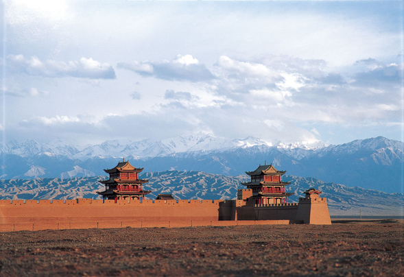早餐后乘车前往天下第一雄关【嘉峪关关城】,后前往瓜州游览【大地之子】【无界】,游览结束后乘车前往敦煌市区入住酒店休息。
【嘉峪关关城】(游览时间不少于1.5小时)嘉峪关关城位于嘉峪关市西5公里处,这里是明长城的西段。关城始建于明朝,是明长城沿线最为壮观的关城。因地势险要,建筑雄伟而有“天下第一雄关”、“连陲锁钥”之称。
【大地之子】【无界】(游览时间不少于50分钟)瓜州的“大地之子”和“无界”是位于甘肃省酒泉市瓜州县戈壁滩上的两座大型户外雕塑,同属于“戈壁国际雕塑艺术长廊”的核心作品,它们均由清华大学美术学院董书兵教授创作,是“荒野艺术计划”的代表作,大地之子象征人与自然生命共生、和谐共存的美好愿景,无界大漠与湛蓝的天空中形成一种“海市蜃楼”般的视觉效果,营造出天地无界之感。