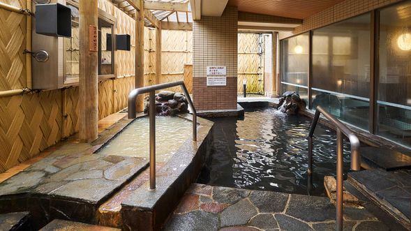 1F 天然温泉「はこだて大森の湯」
茶色の湯が印象的な、天然温泉「はこだて大森の湯」。大型テレビ付きの露天風呂では源泉100%かけ流しの湯が楽しめるほか、気泡風呂やサウナもご用意しました。
【ホテル宿泊のお客様】
営業時間
15:00~翌10:00
(最終受付9:30)