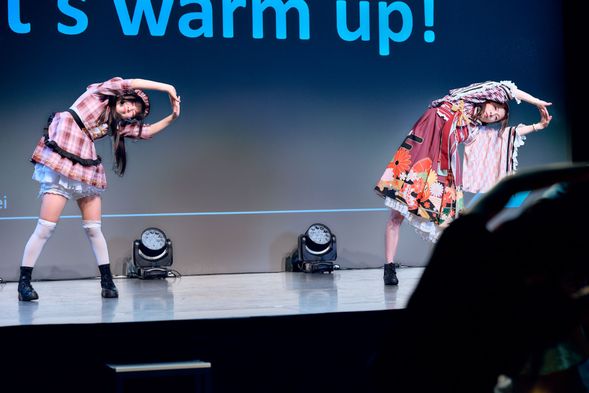 アニソンに合わせてウォーミングアップ!皆さん、いい感じですね!身体はしっかりほぐれましたか?