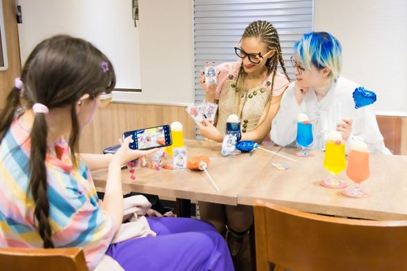 コラボ作品やアニメについて、思わずトークが弾んじゃう!サブカルという共通の話題があるから、初対面の人とも盛り上がれちゃう!