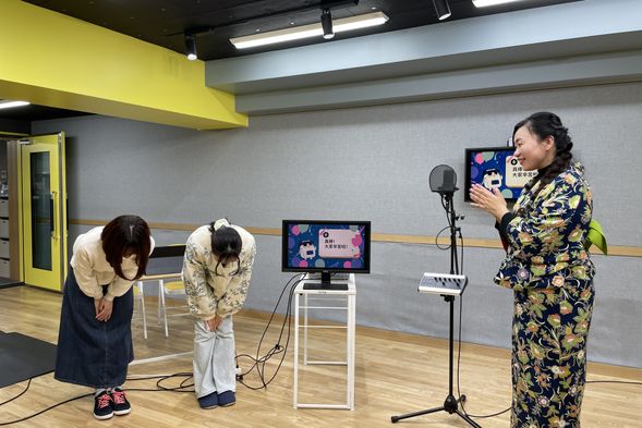 快乐的时光转瞬即逝。让我们感谢老师的指导!