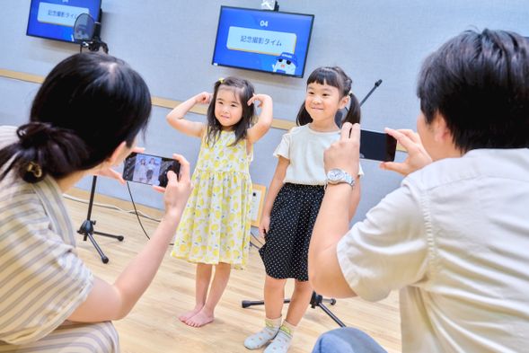 体験中はちょっぴり緊張していた子どもたちも、収録が終わるとにっこり!