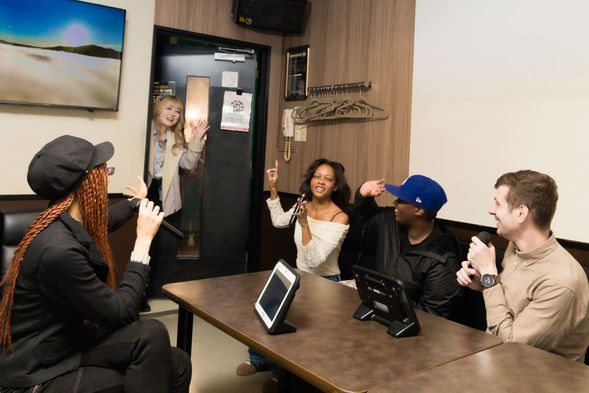 ⑤フリータイム開始
ガイドはここで退出します。そのまま自由にカラオケタイムへ。