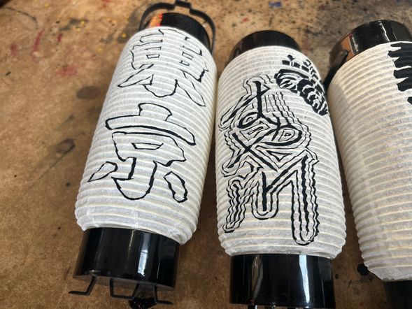 文字入れ体験スタート。縁取りされた提灯にするか、自分で文字や絵を書くかを決めましょう。