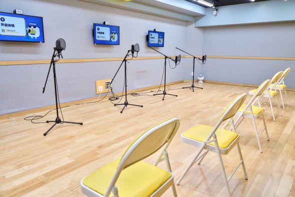 ここが本日の体験プログラムのスタジオ!プロが利用する本格的な機材を利用します。マイクはお子様の身長に合わせてセットします。