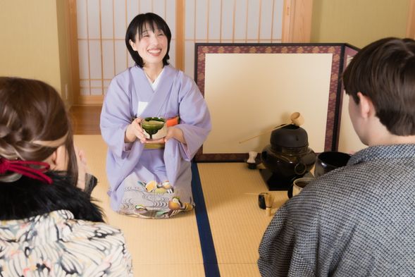 お茶を楽しみながら、地域で長年活動する文化人との交流をお楽しみください。
