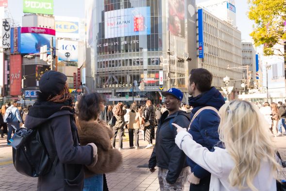 集合後すぐに、あの有名な交差点「渋谷スクランブル交差点」を実際に歩いて渡ります。