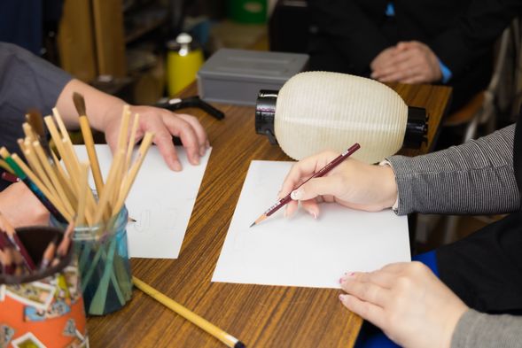 次に、提灯に書く文字を決めましょう。事前に書きたい文字を決めてから参加しても、その場で一緒に考えてもOKです!迷ったら、ガイドがご提案いたします。