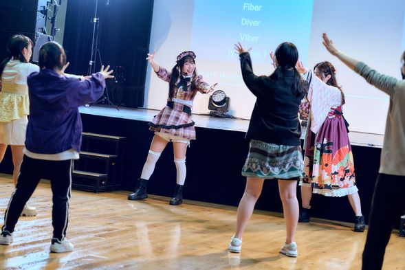 難しいところはアイドルもステージから降りて教えちゃう!