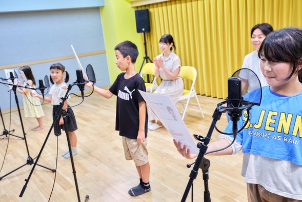 台本を見ながらみんなで一緒に練習していきます。恥ずかしがらずに大きな声を出してみて!