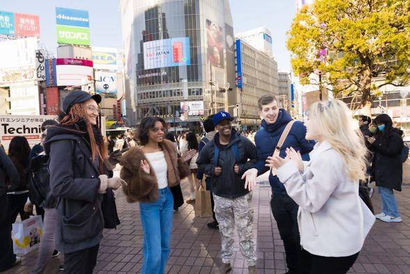 【渋谷クロッシングエリア散策】
世界的に有名なスクランブル交差点を中心に、渋谷らしい景色や人の流れを体感します。