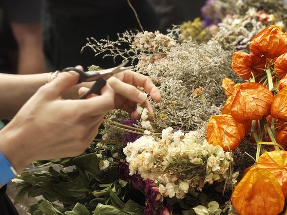 ほおずきの色が決まったら、中に入れるお花を選びます。季節に合わせてお花を用意しています。