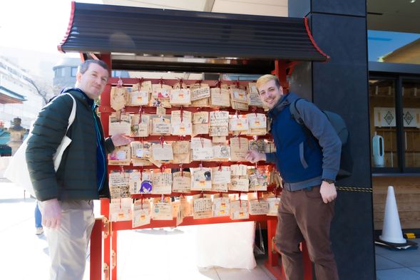 其因作为多部ACGN作品的取景地而闻名,吸引着许多粉丝前来圣地巡礼。大量热情粉丝们在「绘马」上绘制的插画,也十分值得驻足欣赏。