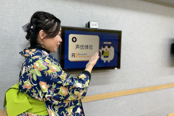 首先,中文向导会就录音棚内的注意事项及行程内容进行讲解,首次参加也无需担忧。