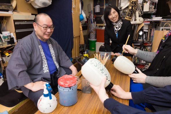 早川氏から江戸提灯や制作手順についてレクチャーを受けます。ガイドが通訳しますのでご安心ください。