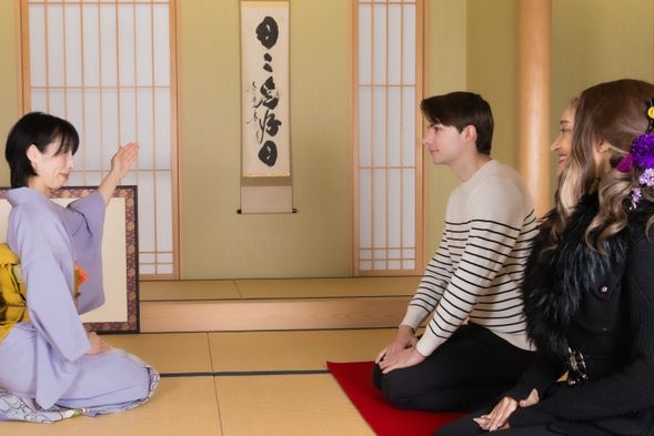 講師からの挨拶と、本日の流れについてご案内します。英語ガイドが通訳しますのでご安心ください。
