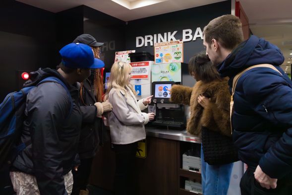 ③カラオケルームへ入室!
ドリンクバーの使い方やお食事の頼み方など、基本ルールをご案内。