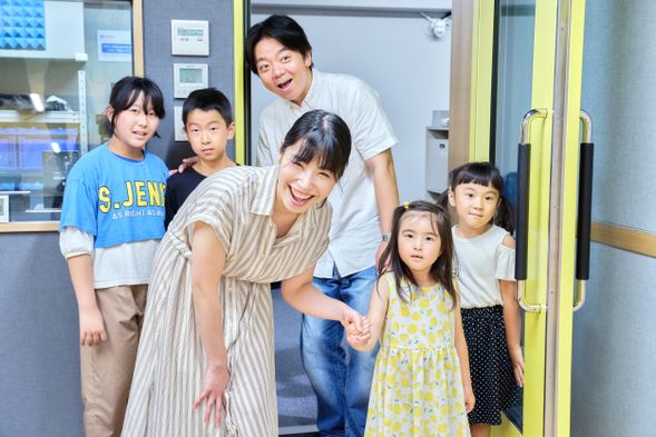 プロの収録でも利用する本格スタジオへ入ってみよう!
※スタジオへは靴を脱いで入ります。
お子様には必要に応じて上履きや靴下等をご用意ください。大人用のスリッパは用意しています。