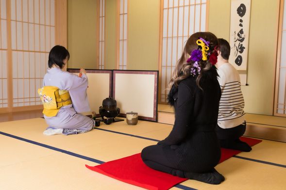 和菓子をいただいたら、いよいよインストラクターのデモンストレーション!心を落ち着かせて。