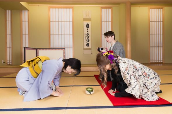 いよいよ抹茶を飲んでみましょう。飲み方をしっかりレクチャーしますよ。