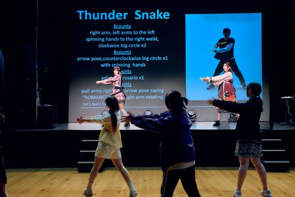 サイリウムダンスはいくつかの技が組み合わさって芸術的な動きになるよ。その技を、一つ一つ丁寧にレクチャーするよ!